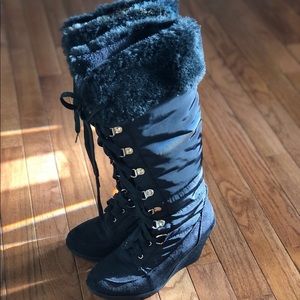 Tall lace-up boots with fur edge
